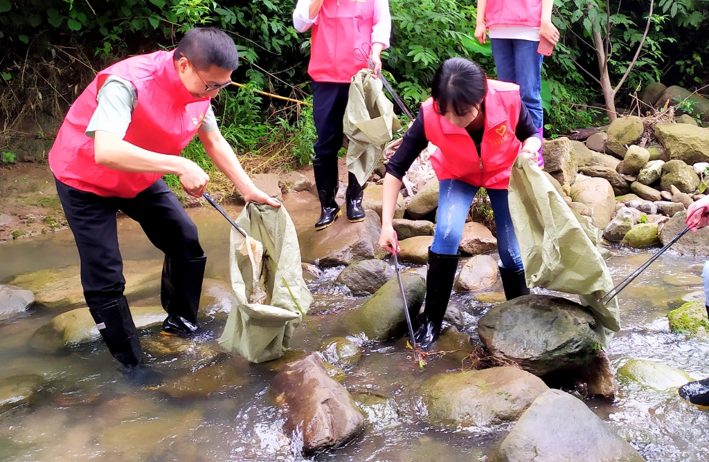 5.27日，，，，，，为了提倡“人与自然协调共生”，，，，，，天城治理中心党支部与天城镇诗仙社区党支部开展共建活动，，，，，，组织青年党员自愿者前往万州区天城镇永生河流域周围整理 ( (5)